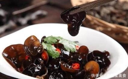 泡木耳别只用清水,教你2招,十分钟泡发,木耳饱满湿润,特干净