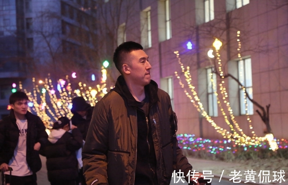 青岛队|再出征!辽篮集体前往下榻酒店,郭艾伦大格子外套“秒杀”众将