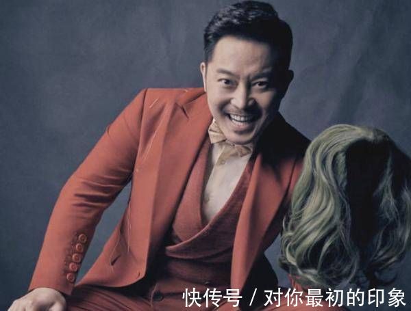 杂志封面|跑男集体拍杂志封面，唯独蔡徐坤跟大家不一样，名牌鞋子踩在脚底