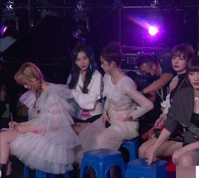 腰伤|张艺凡总决赛被扛下舞台,受伤严重导致团舞取消,陈卓璇蹲地安慰