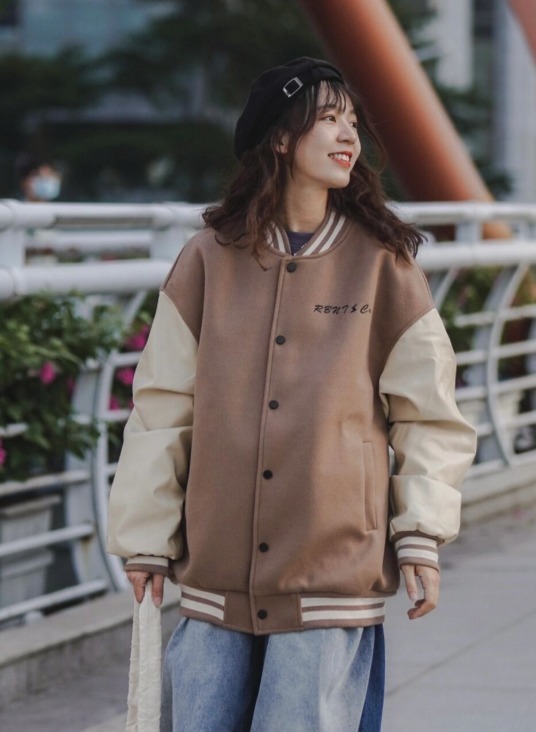减龄|秋冬的“棒球服”怎么穿才帅气?建议搭配阔腿裤,舒适又减龄