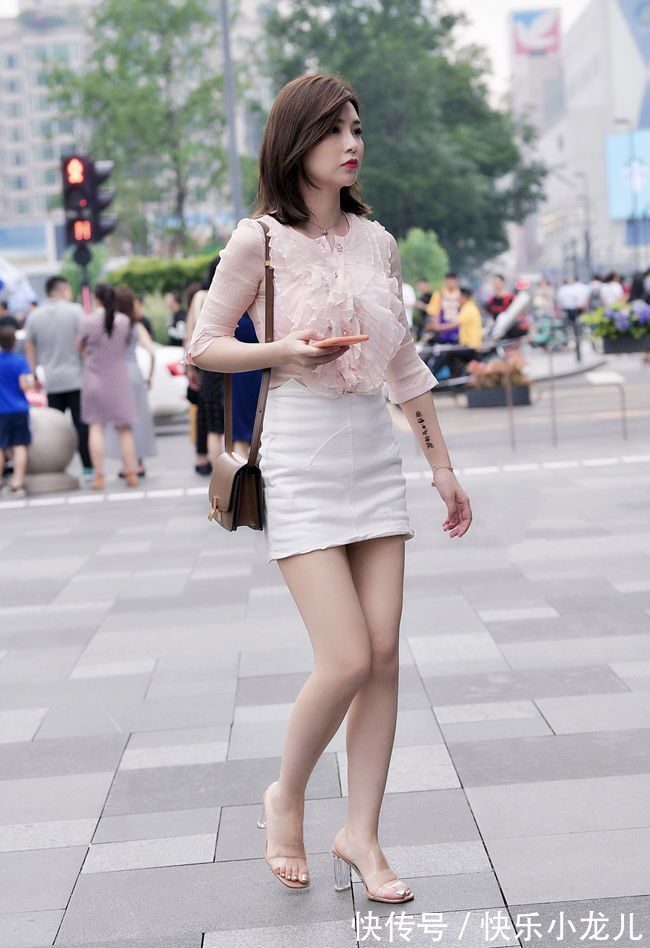 短裙 小姐姐穿粉白色包臀裙,美到骨子里,时尚女性能穿出少女感!