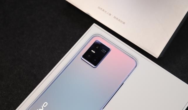 光致|vivo S10 Pro采用的光致变色工艺，为何让人感到新奇但不意外？