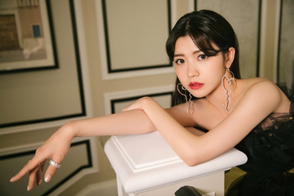 赖美云的“黑天鹅”造型超惊艳！抹胸纱裙大秀好身材，直角肩绝了