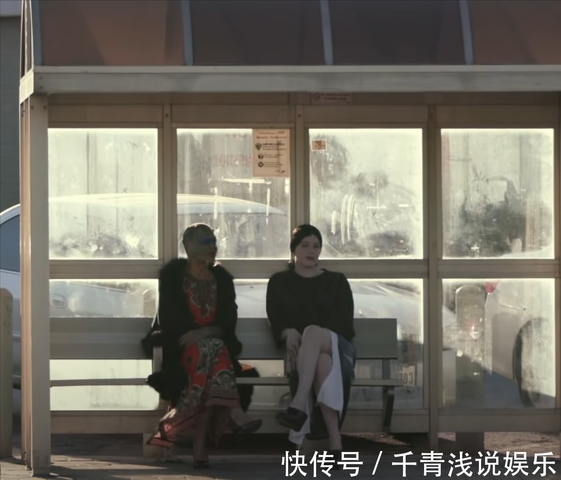 伊娃|她拔掉32颗牙齿,割开舌头,整容成蜥蜴,只为弥补18岁受到的伤害