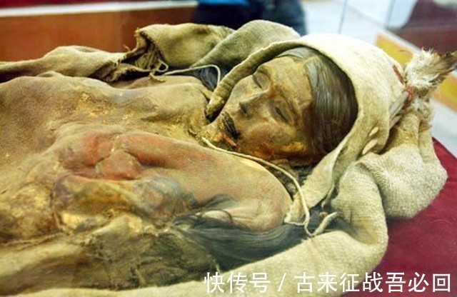 罗布泊|新疆古墓挖出千年干尸,骨骼纹路清晰,嘴唇还涂着2700年前的口红
