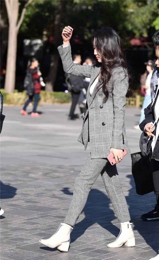 西服套装 灰色格子西服套装,搭配透明粗跟短靴,秋季穿着很独特的风格