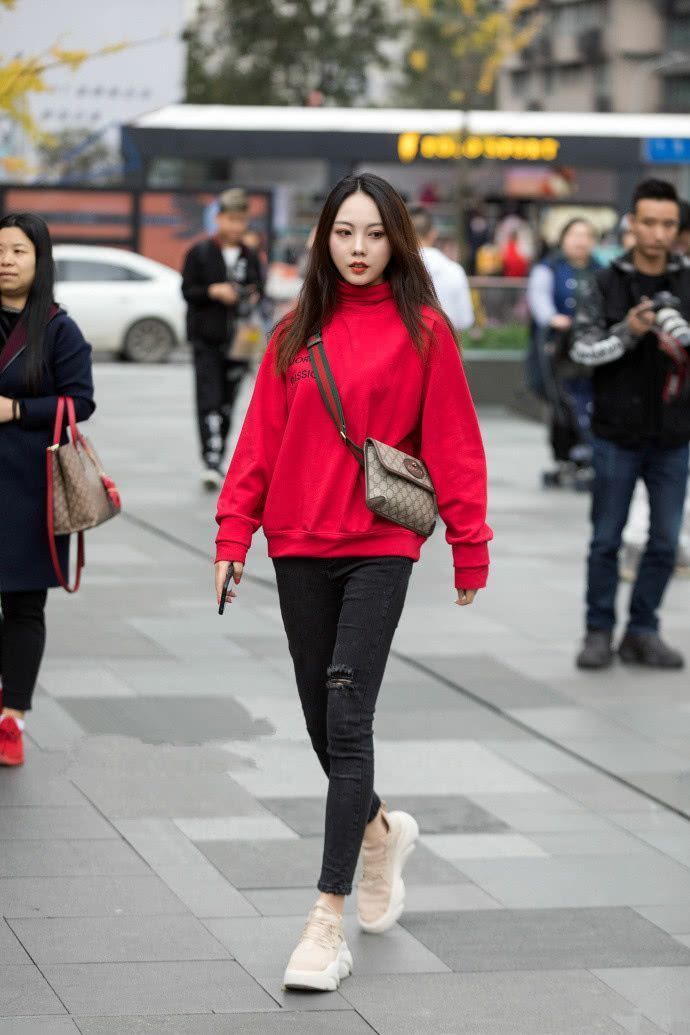 穿梭|街拍:潮流街区的时尚美女,在大街上来回穿梭,不亚于一场走秀