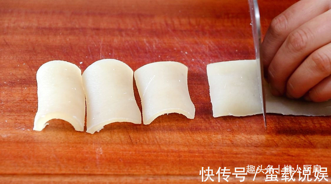 收入|掌握好这些技巧,炸出来的猪皮蓬松,有人凭借着炸猪皮年收入百万