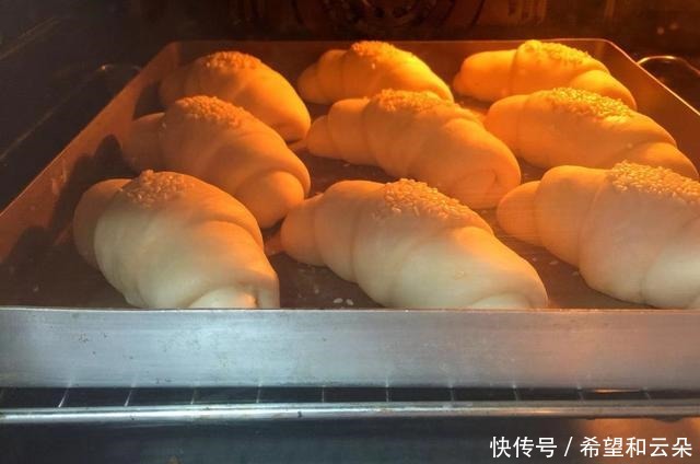 韧性|牛角夹心小面包就这样做,松软香甜,放两天也不硬,孩子超级爱吃