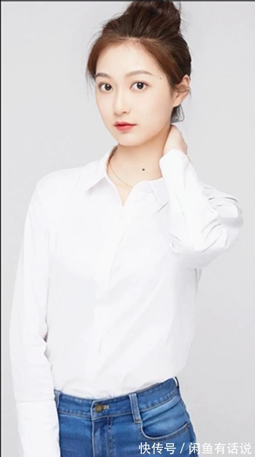 端庄|基础款也高级!“领诵女孩”冯琳穿白衬衫配牛仔裤亮相,美成焦点