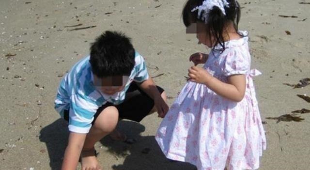 二胎|妈妈去买菜,5岁哥哥主动要照顾妹妹,回家后却发现哥哥嚎啕大哭