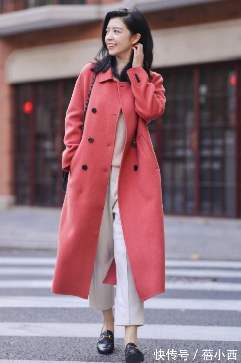 穿搭 有品位的女人,冬季都在穿“大衣+西装裤”,颜值不高也能显气质