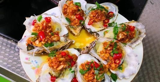 蒸生蚝,直接上锅蒸就错了,难怪腥气不好吃,大厨这样蒸才对