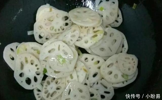 舍得|莲藕焯水就发黑?那就加点''它'',色泽白净让你不舍得下嘴