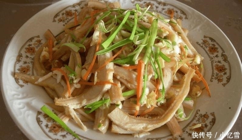 周末家庭聚餐,老妈嫌在外面吃太破费,做了11菜一汤,吃个精光