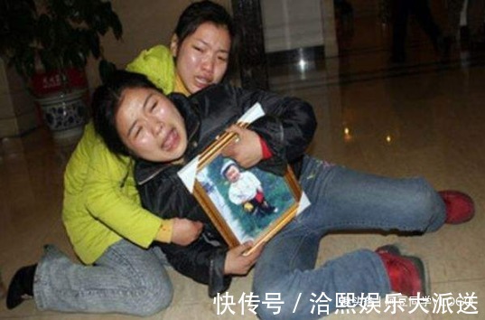 丈夫|儿媳剖腹产下九斤重儿子,全家抱着孩子倒地痛哭,护士也流泪