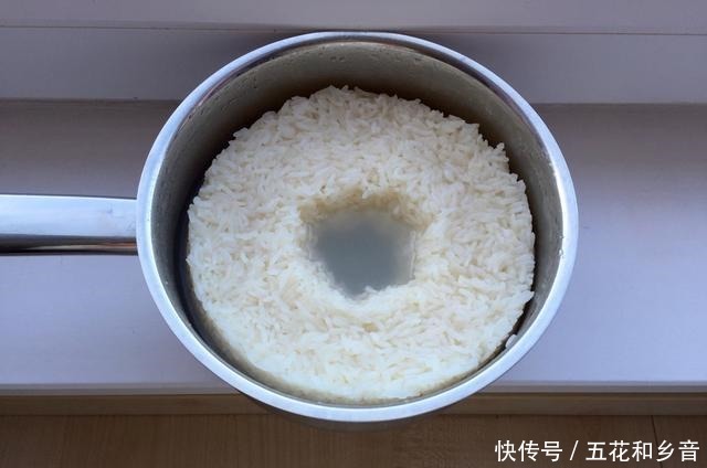 糯米酒这样做,温度掌握好三天就出酒酿,口感顺滑微甜软糯有嚼劲