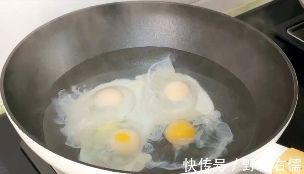 煮荷包蛋,水开下锅是不对的!学会这个技巧,鸡蛋完整嫩滑不粘锅