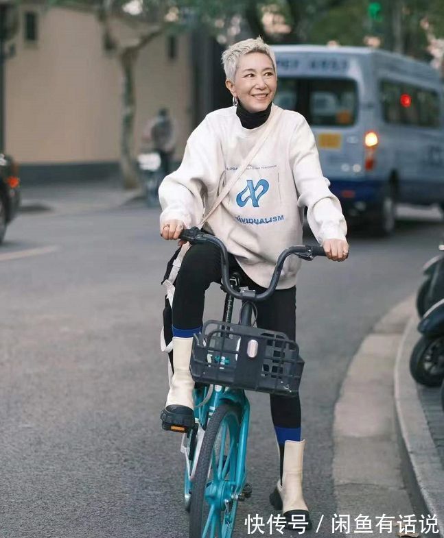 马丁靴 60岁奶奶才不服老,穿高帮靴骑单车出门,一头白发还剪寸头太拉风