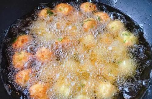 炸萝卜丸子，盐渍还是焯水？多加2样，丸子外酥里嫩，放凉不发硬