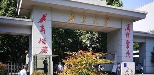 网友在餐厅吃饭，看到邻桌的举动，感叹：学霸不是人是神