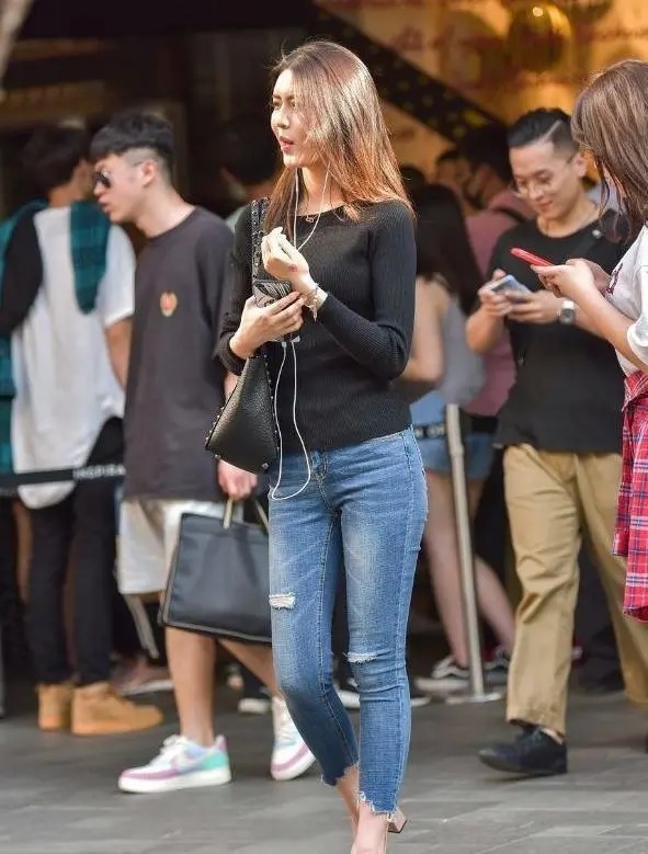 减龄|秋冬简约时尚穿搭,轻柔针织衫配牛仔裤,减龄优雅气质