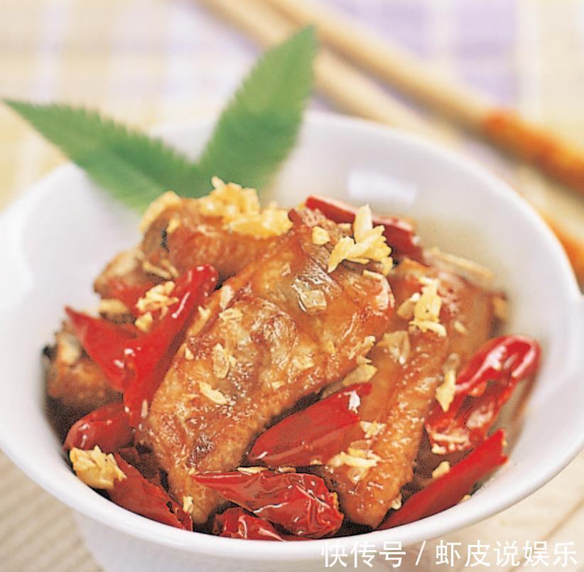 晚餐来份蒜香口味的排骨，下饭下酒，回味悠长