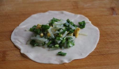 一把韭菜5斤饺子皮做懒人早餐,比韭菜盒子好吃,一口气吃10个