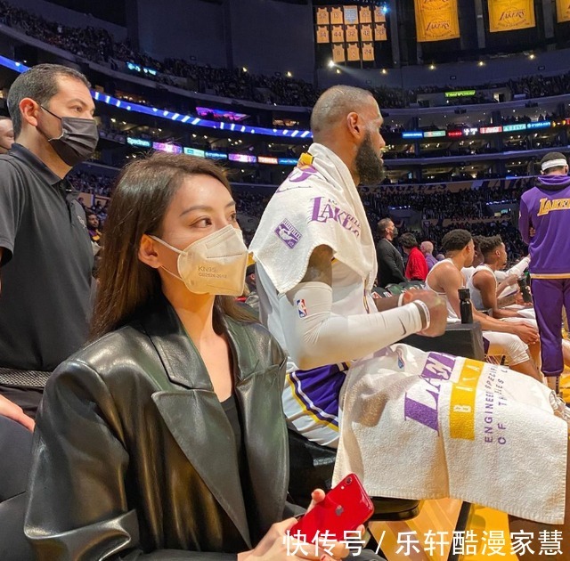 圣诞大战|她因坐詹姆斯身边爆红,模特身材明星颜值,脱下口罩美艳