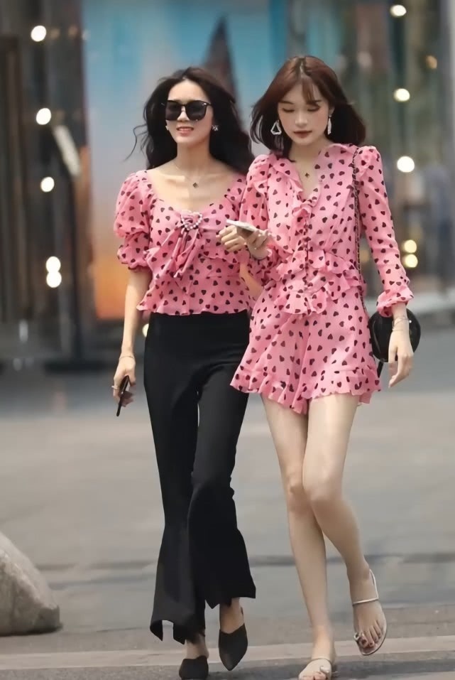 时髦 牛仔裤早就烂大街了,最近超火的“拖把裤”,时髦逆天还不入手