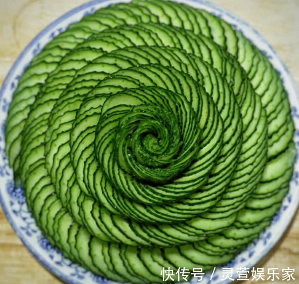 紫案佳肴，银杯绿茶，金樽甘露，玉盘黄瓜，孩子直夸妈妈刀工精湛