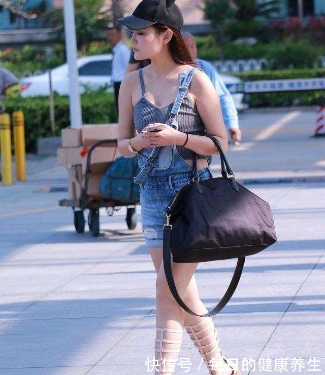 吊带 灰色紧身吊带搭配牛仔打底裤,穿出高级感,青春俏皮、青春活力!