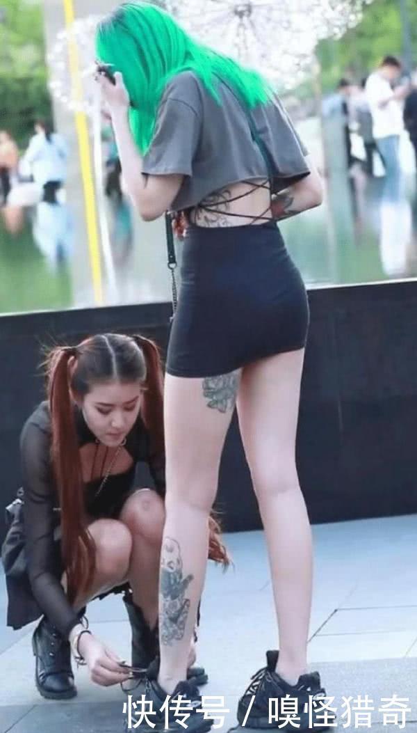 小编|街拍美女:看来,没人知道小姐姐这衣服是怎么穿上身的吧?