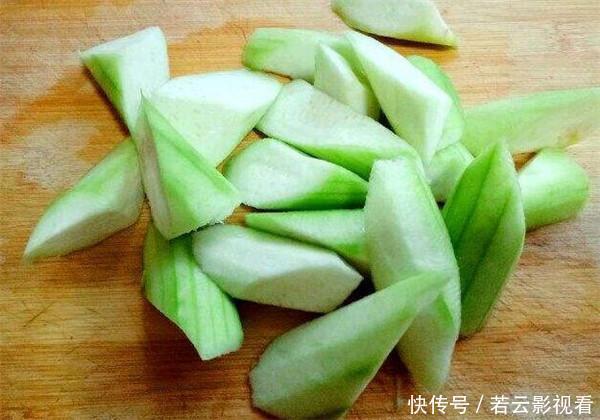 下锅|炒丝瓜,直接下锅才导致发黑不好吃,若多加一步,翠绿鲜嫩很美味