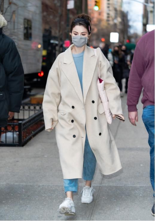 上班不知道穿什么?大衣搭配运动鞋时髦又好看,难怪刘雯也在穿