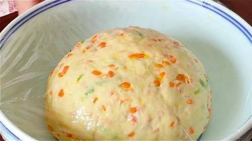 家里有面粉试试这样做,比馅饼简单,比包子好吃,我家一周做3次