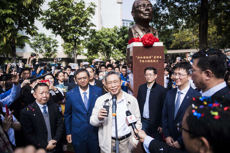 精神|“学医并不是为了多赚点钱” 钟南山为“钟南山”揭幕