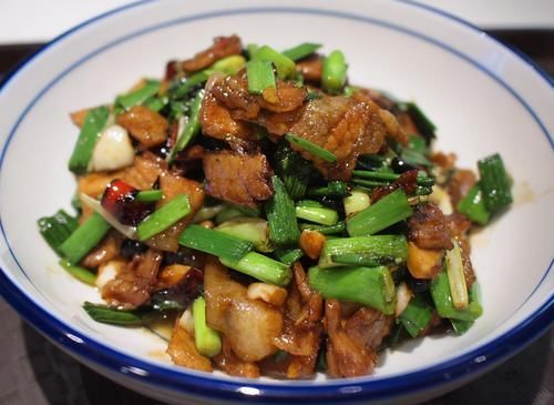 大忌|为啥腊肉一炒就变硬？原来直接下锅是大忌！多加1步，腊肉香又嫩