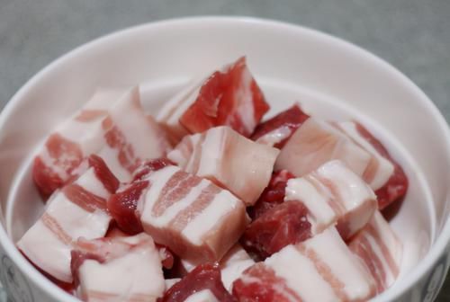 糖色|炖红烧肉时,炒糖色还是用酱油?学会正确做法,浓油赤酱肥而不腻