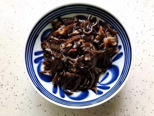 自制胡萝卜木耳炒鸡丝，鲜美低脂，营养又快手，大人孩子都爱吃