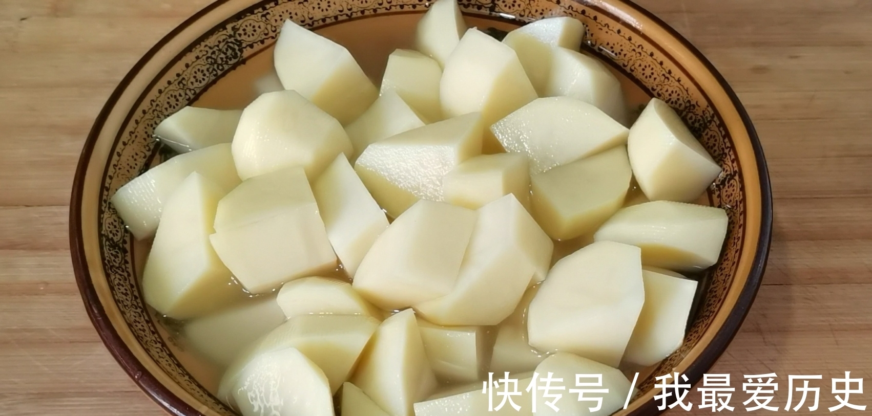 正确做法|土豆烧排骨的正确做法，教你在家做，肉质鲜嫩既健康，下饭又下酒
