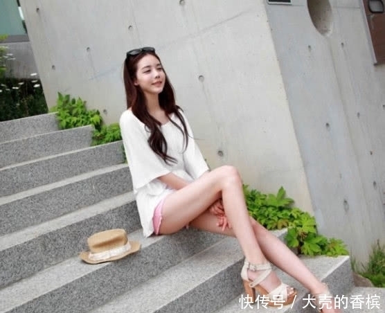 妹子|街拍:苗条长腿美丽的妹子,身材有型逛街这么搭配也好看!