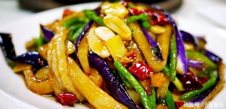 炒茄子,直接下油锅炒就错了!茄子不发黑不油腻,有技巧