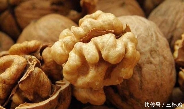 核桃怎么吃最有营养，看完之后以前的核桃都白