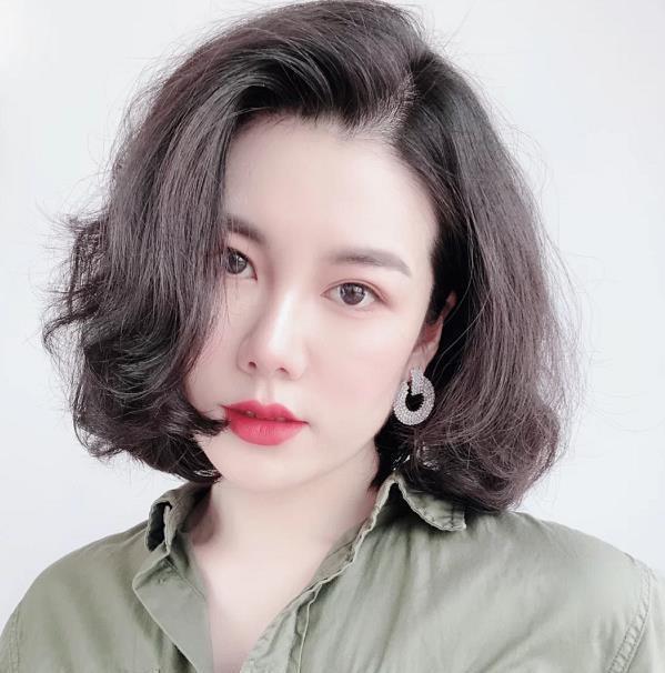 烫发|四五十岁的女人,留短不留长,试下面的造型显气质又好看