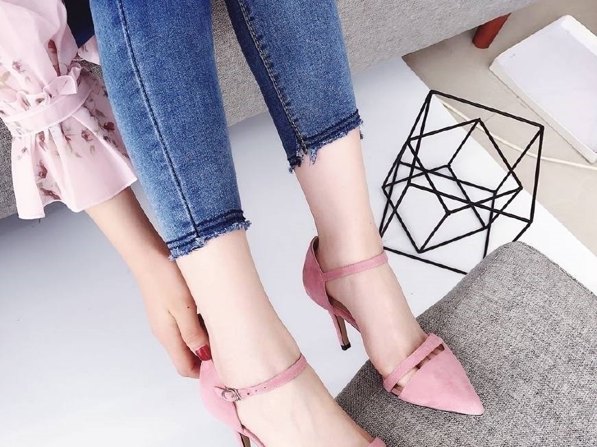 小礼裙 少女爱穿小猫跟,女性们打造性感优雅的高跟鞋