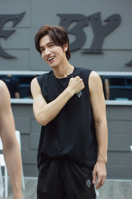 欧阳靖|《哥哥》二公备战花絮释出 陈小春表情严肃背歌词