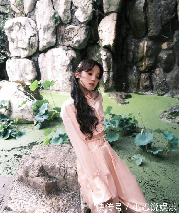 奔跑吧第三季|宋雨琦夏日写真释出,粉色绸缎套装清新甜美,“漫画腰”漂亮吸睛