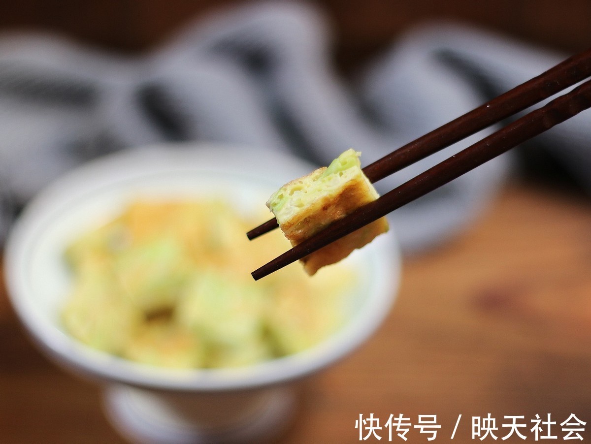 鸡蛋|在家做早餐饼，鸡蛋搭配卷心菜，好吃又美味